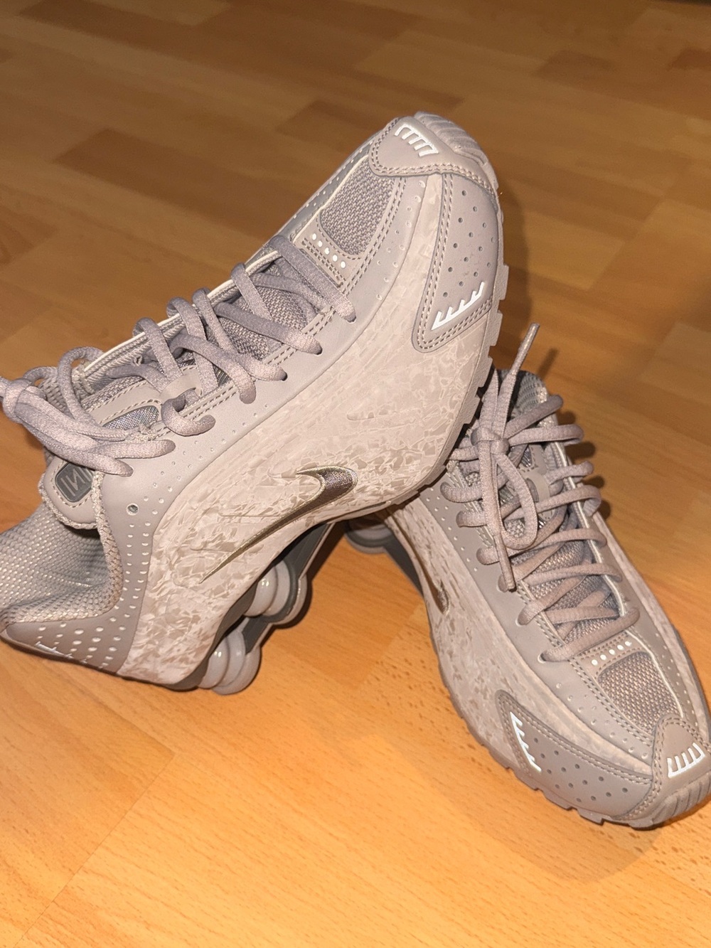 Nike Shox R4 College grey - Flat Pewter floral